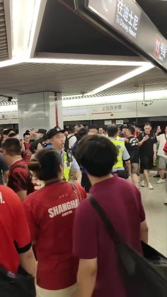 海港球迷在地铁站起哄嘲讽申花球迷，现场的安保都无奈了?