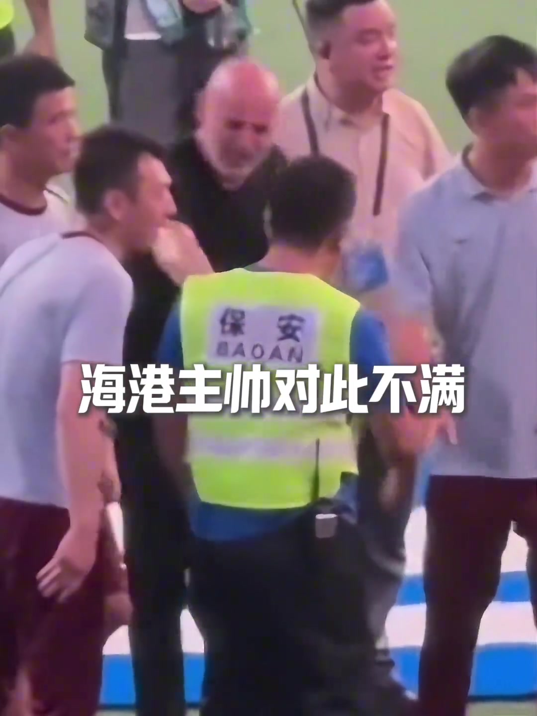 比赛中多名海港球员踩踏申花元素标志，后续女记者劝阻时被打?