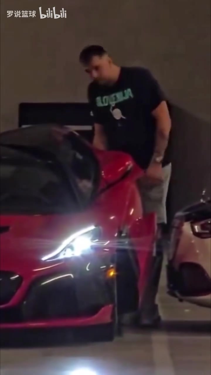 超级巨星也有这种烦恼?东契奇百万豪车开不了门！谁车贴这么近
