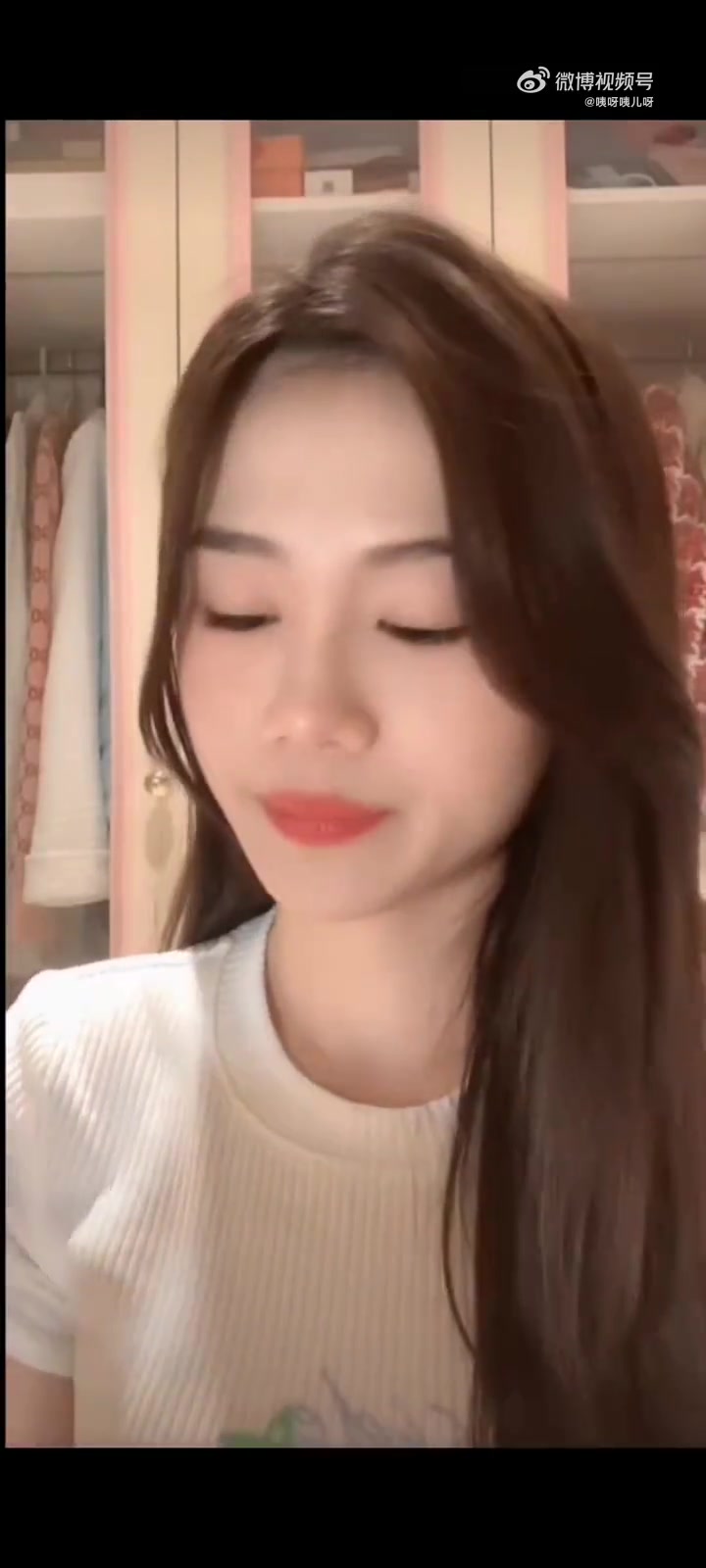 徐杰此前在直播中与女友疯狂秀恩爱，没想到如今被曝出轨等丑闻