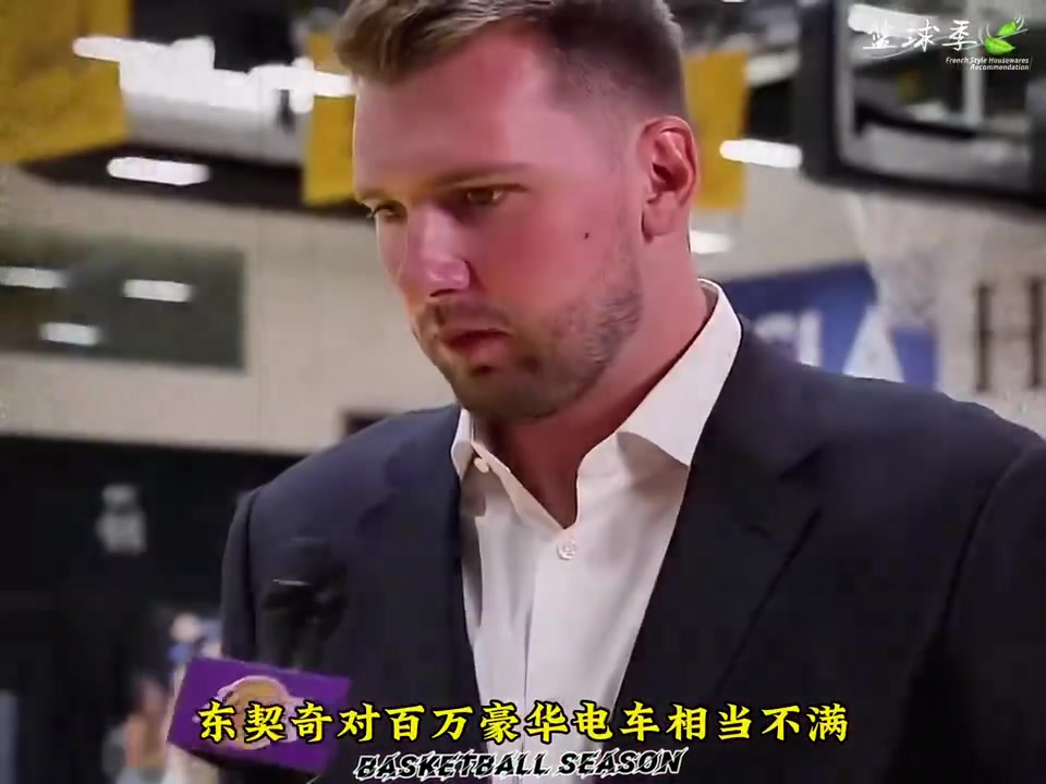 ?东契奇新买的超跑锐马克，在停车场被奔驰给挡住了无法开门