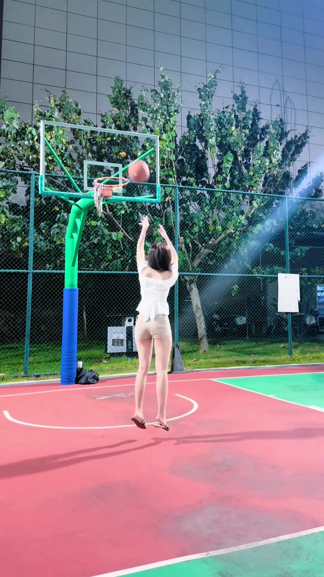 本来以为短裤女生左手投篮已经是巅峰，没想到拖鞋才是绝杀?
