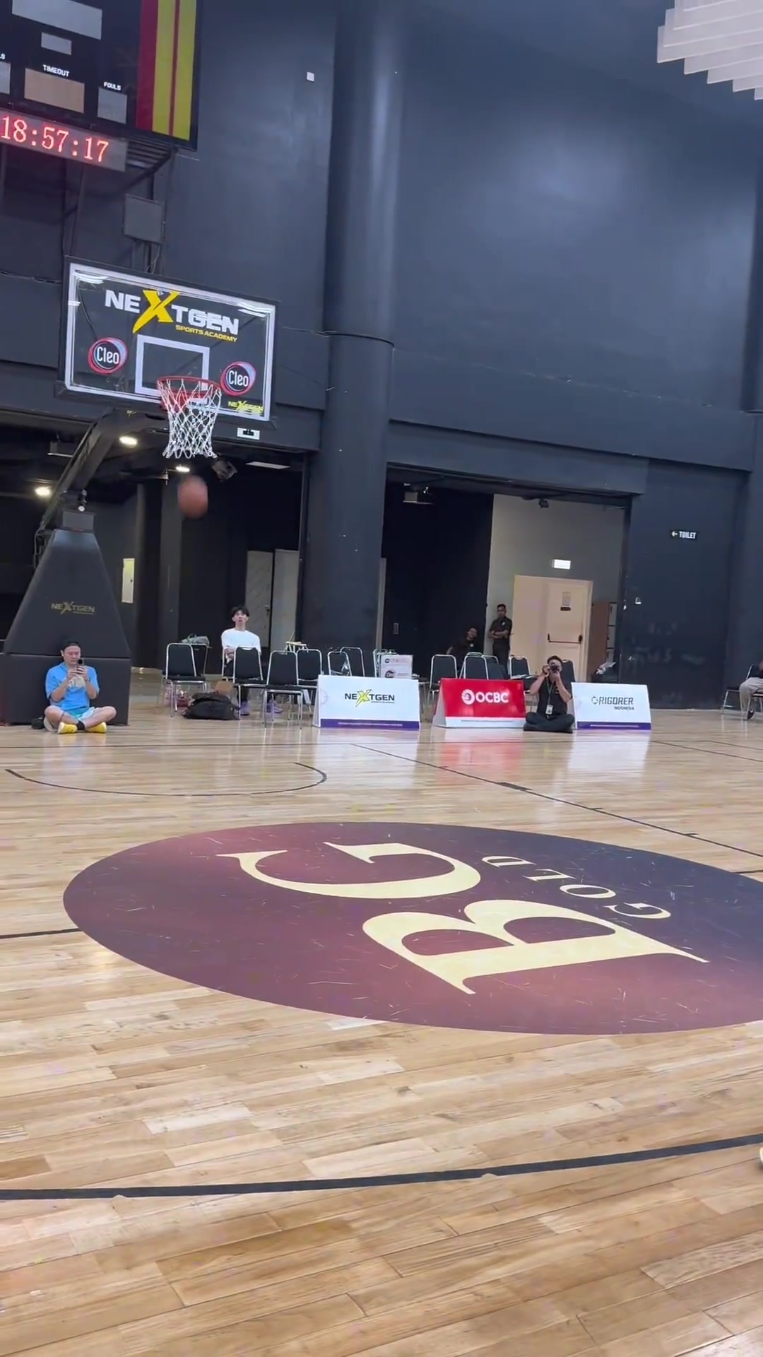 里夫斯在印尼进行1v1单挑训练 感觉小里也没尽力？铁了不少