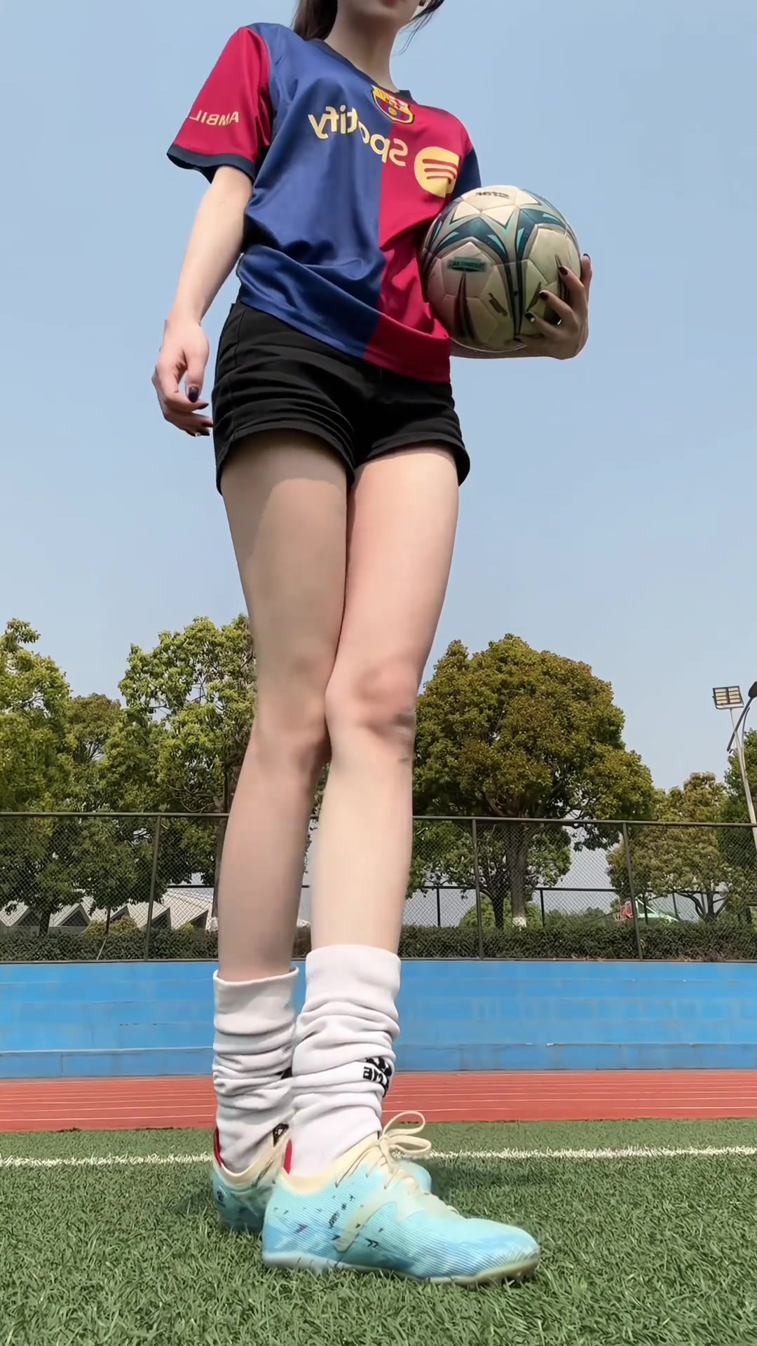 巴萨女球迷都是如此身高腿长体态轻盈嘛~这才是足球宝贝?
