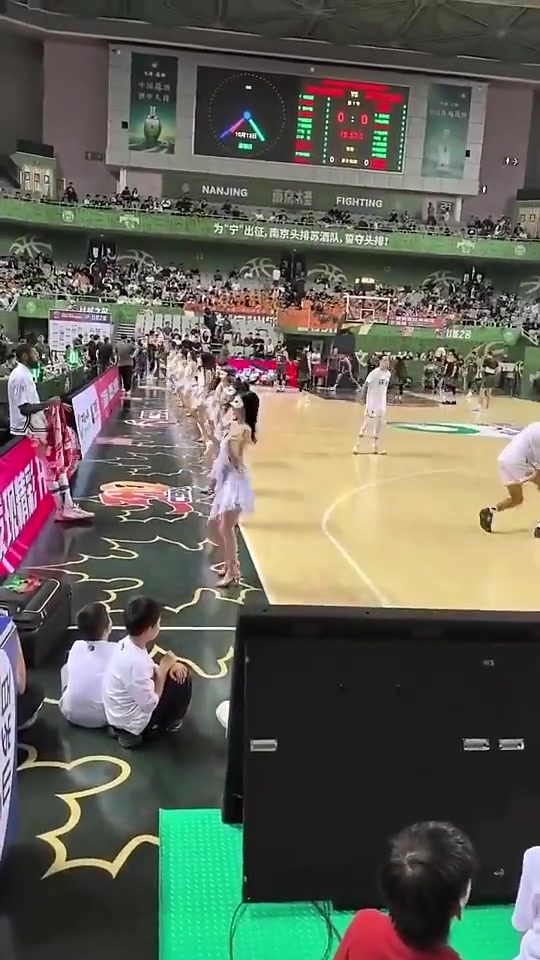 同曦啦啦队美女在面前热舞，前排小孩哥捂着眼睛不敢直视?