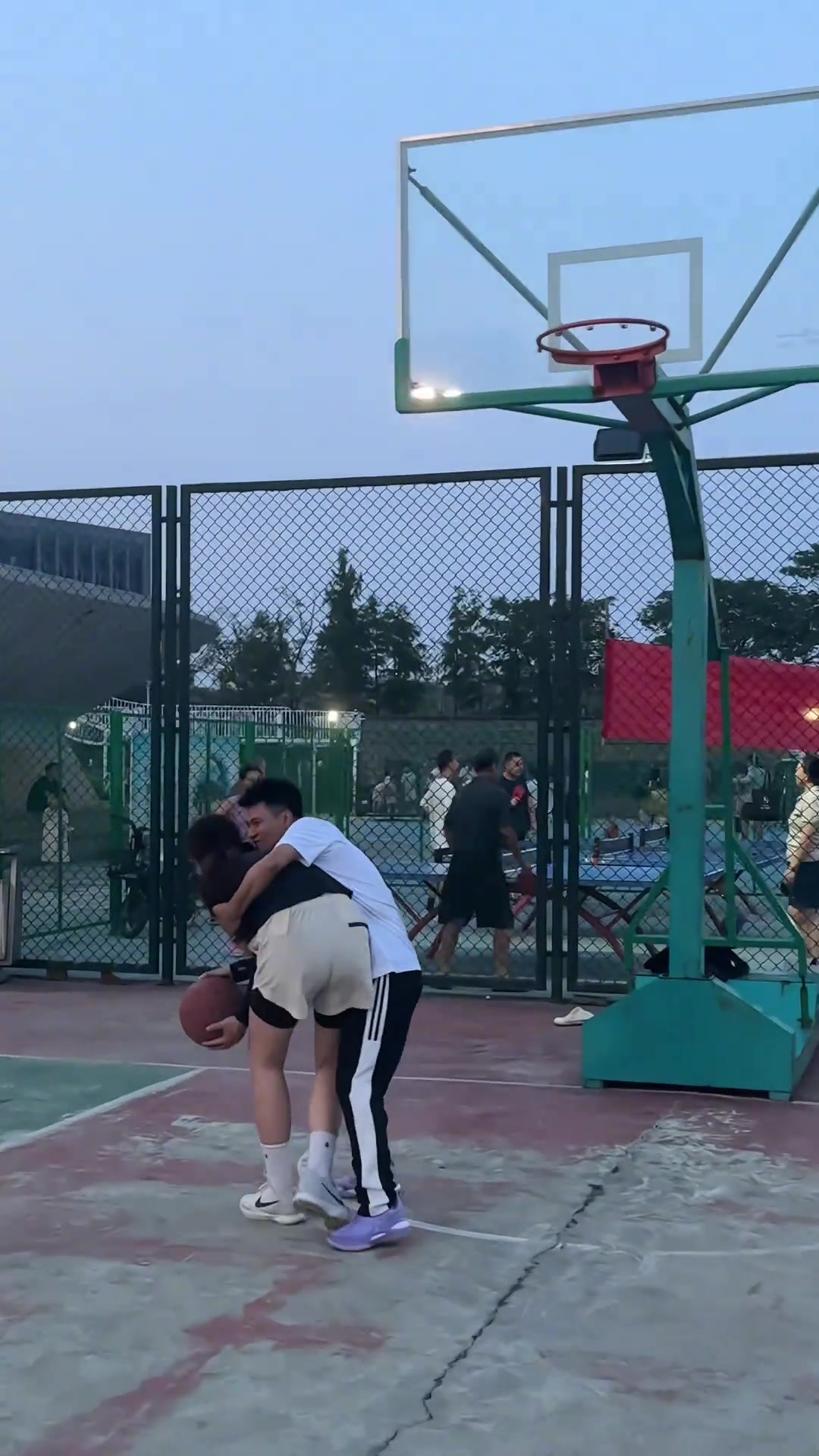 小姐姐晒1v1单挑视频：如何正确跟老板（集梦会长）打球？