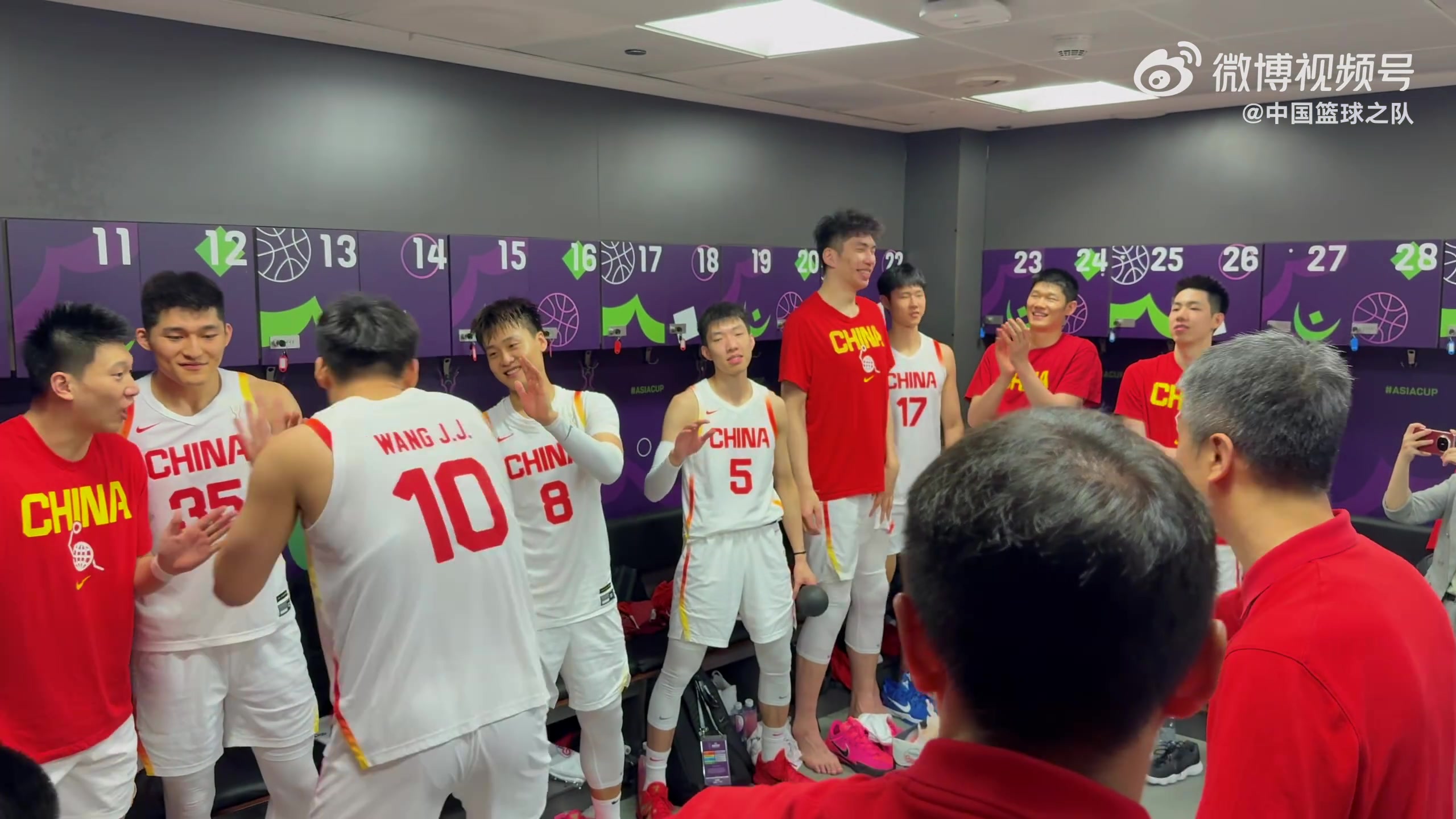 氛围到位！还有一场！中国男篮，加油！干就完事！