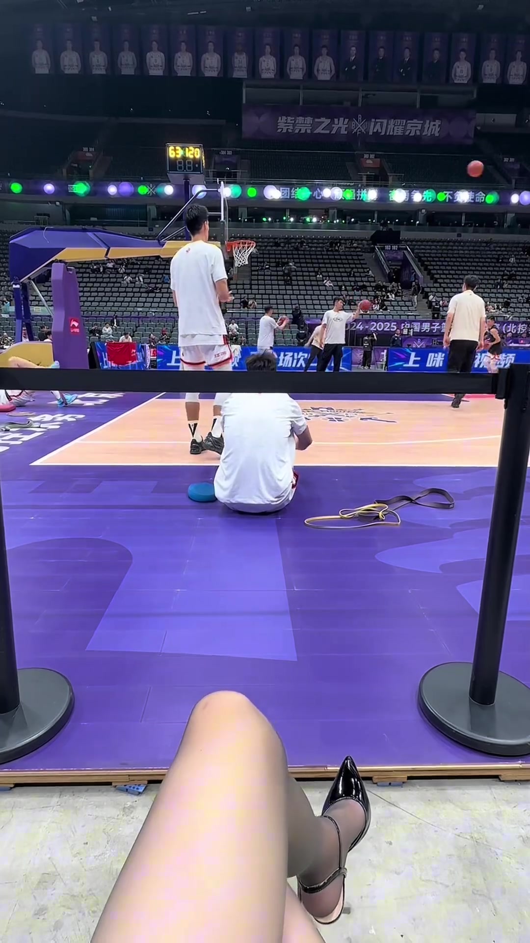 好家伙，真就是在球场边钓鱼呢