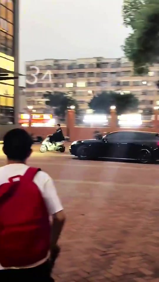笑死！?胡明轩此前开着保时捷，去别徐昕的小电动！