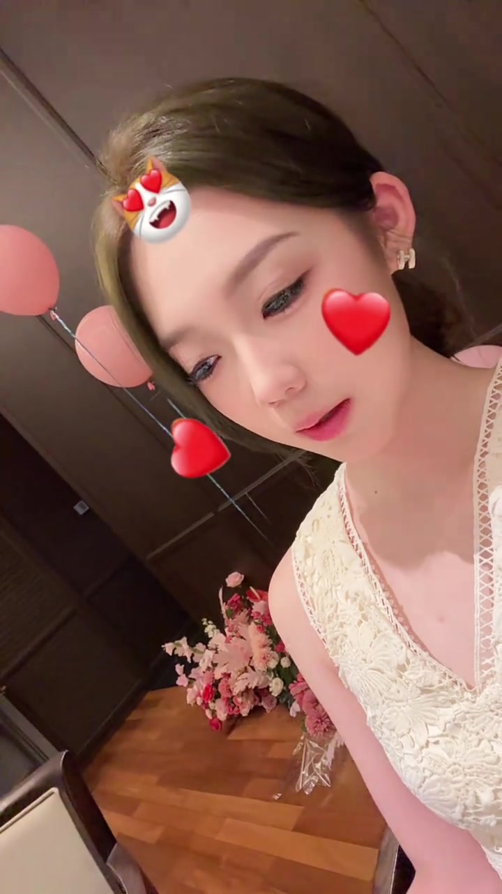 玉昆女主持看着皮肤好好，电视台女主持都是这个标准嘛?
