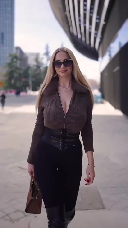 皇马淘到宝了?新女主持逆天腰臀比身材摇摇又晃晃！！