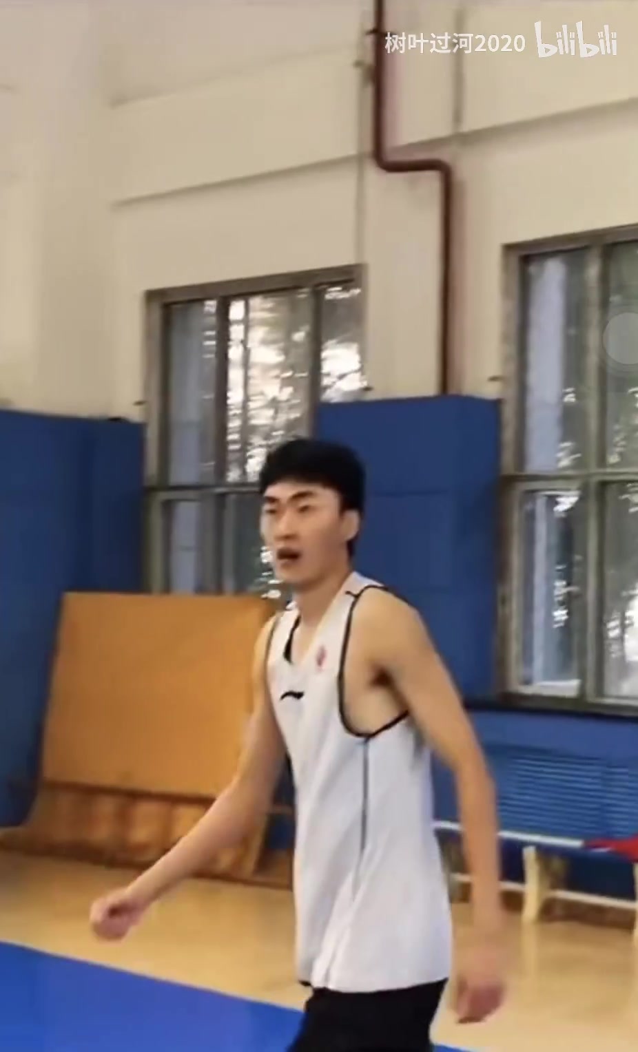 郭艾伦：这天赋要是给我……名场面：刘雁宇摸高看呆郭艾伦！