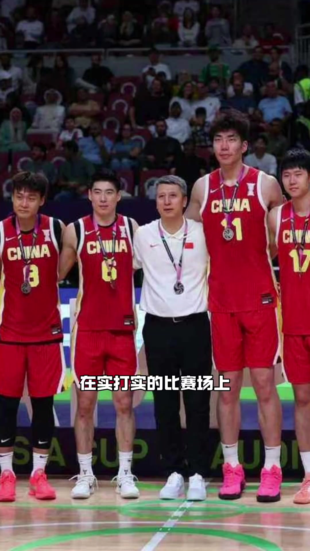 体育记者潘伟力：中国男足当学中国男篮，面子是实打实在赛场上挣回来的