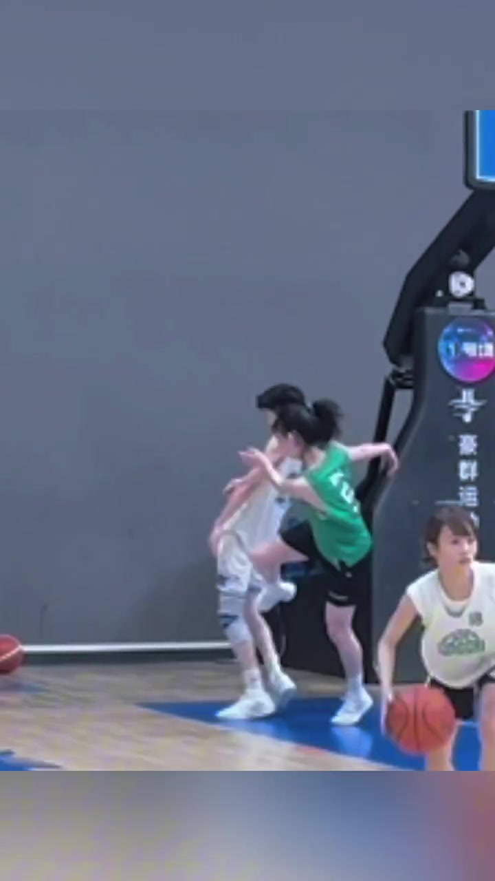 小伙冒妹子一次被踹了一脚，不敢再冒她了哈哈哈