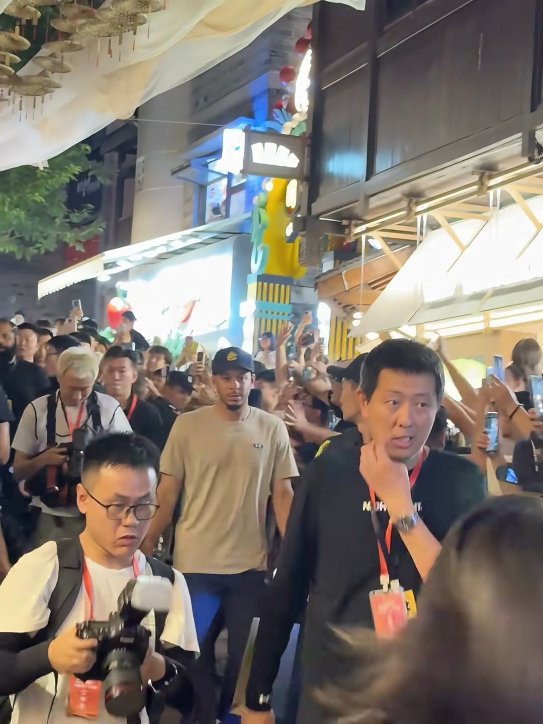 这就是顶流！库里现身重庆景点十八梯?引得大批球迷高呼MVP