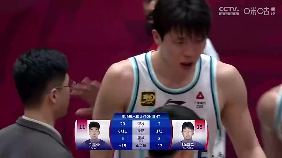 是真的热爱比赛啊！杨瀚森此前季后赛打得不顺，在场边直接哭了！