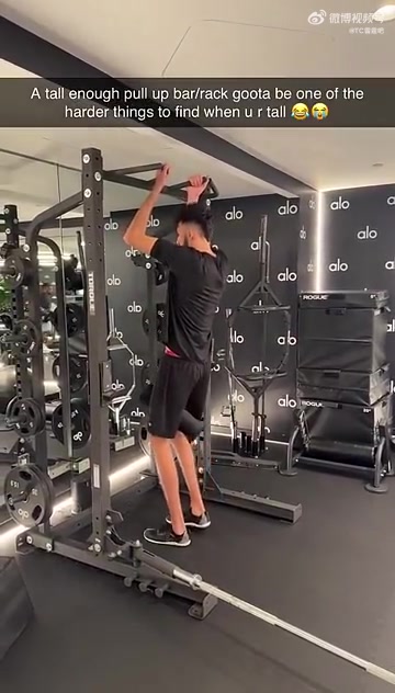霍姆格伦这个身高，想在健身房找个合适的引体向上杆也是蛮难的事