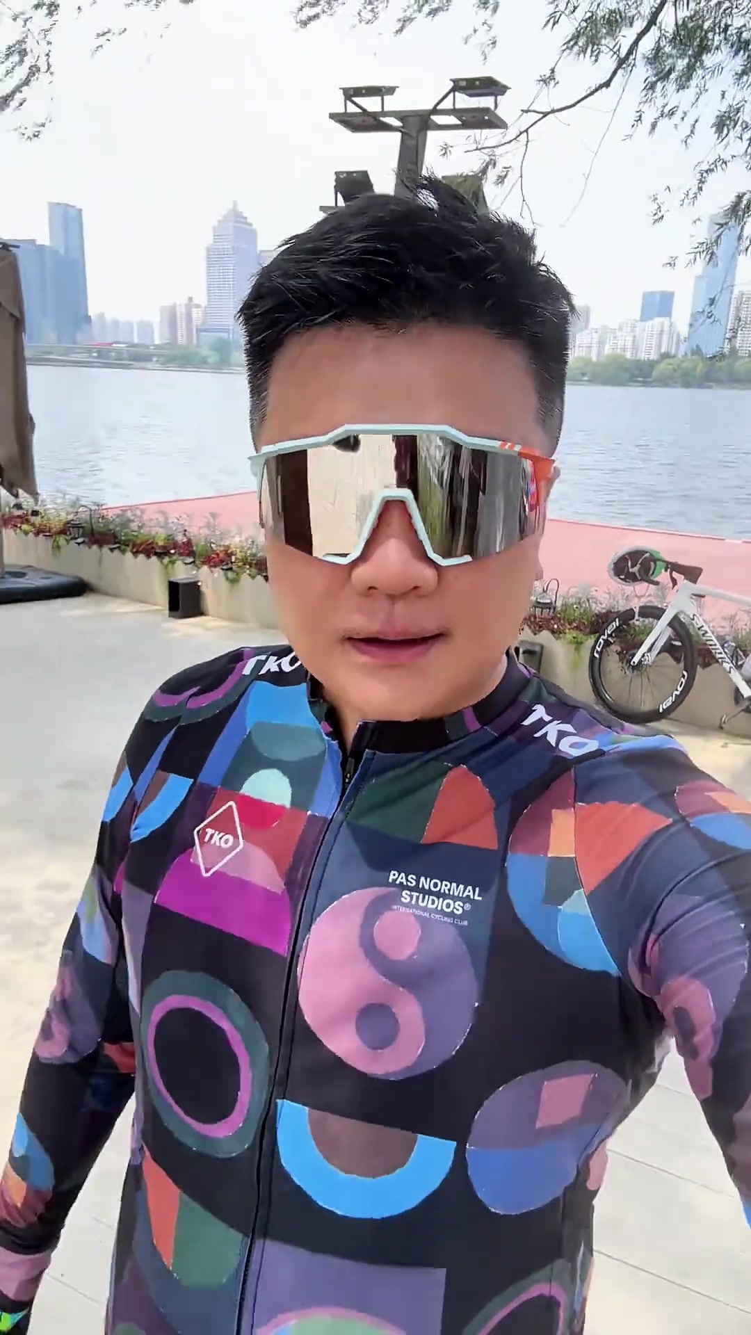 主教练也爱骑行！李金羽：一早骑了40公里，新买的骑行服有点花花
