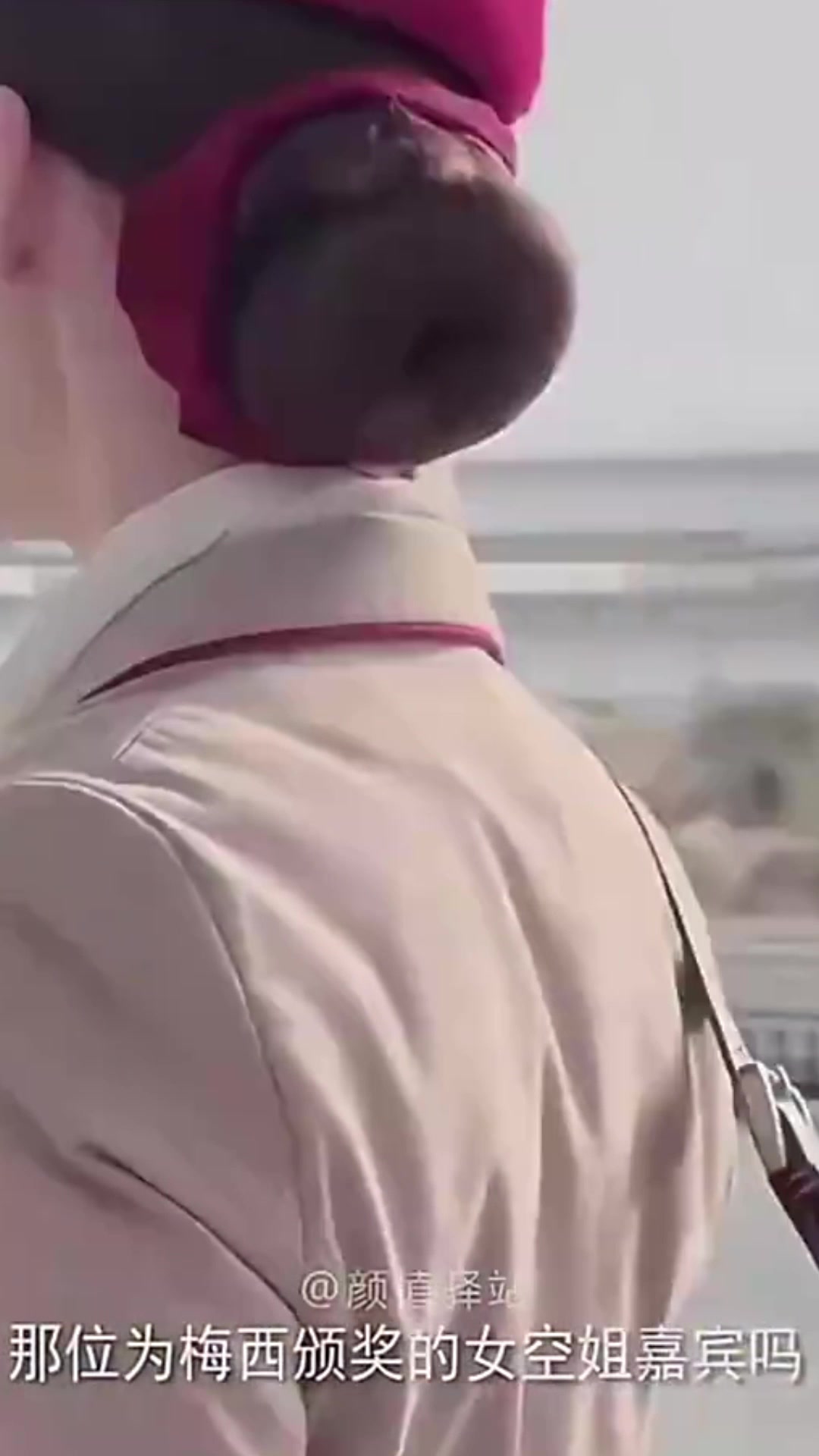 曾给梅西颁奖！这是阿拉伯地区最美的女空姐了吧?