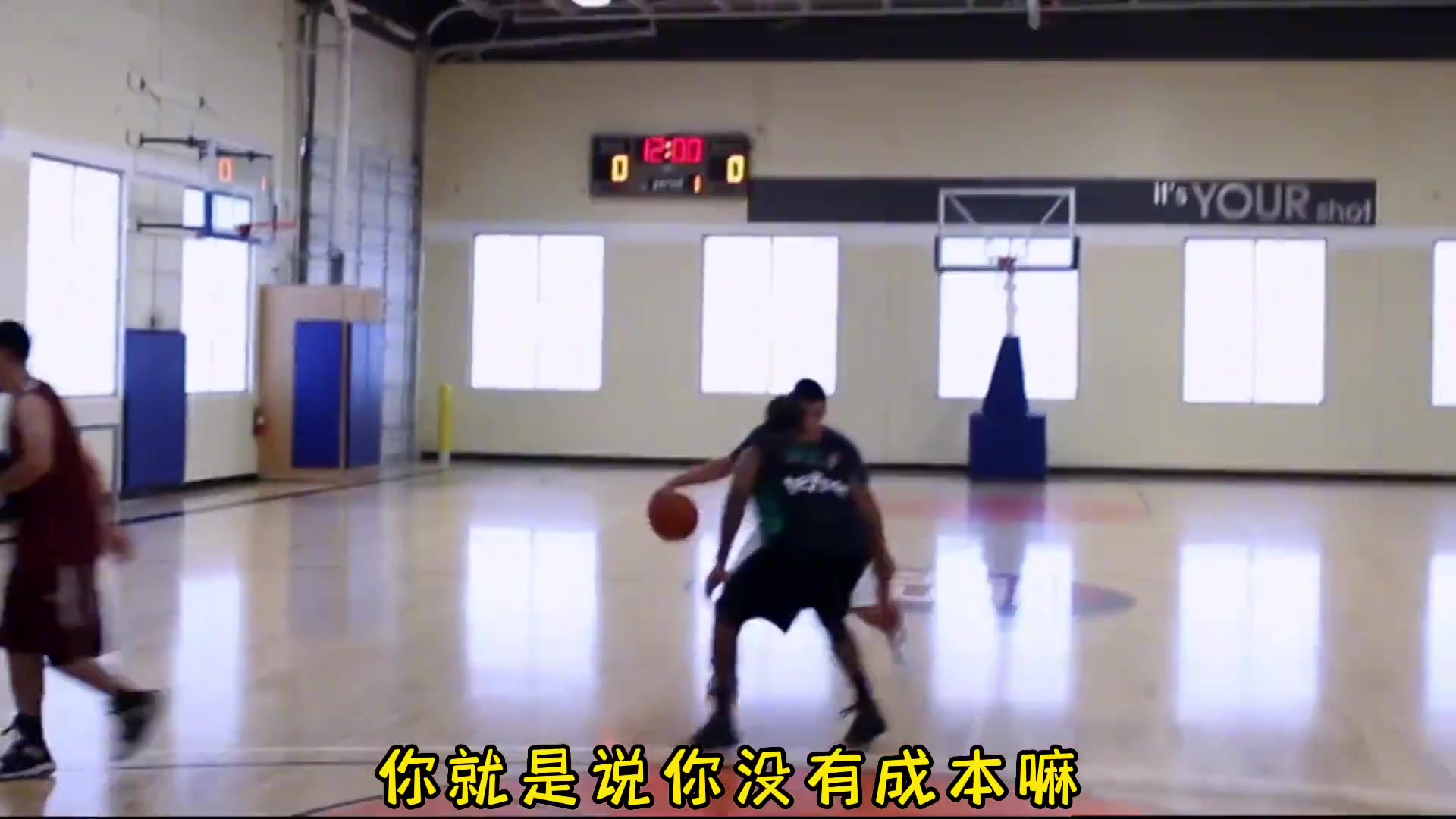 为啥在CBA有这么多人弄书豪？杨毅：因为你弄就弄了，他不还手呀