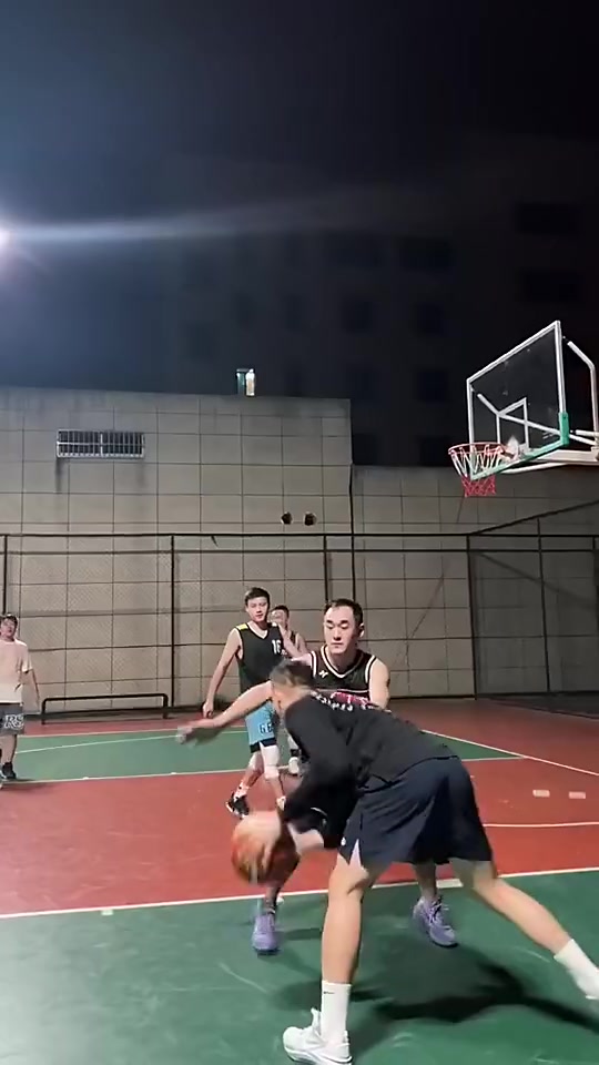 如果你有这手翻身跳投，能否称霸你们学校的球场？