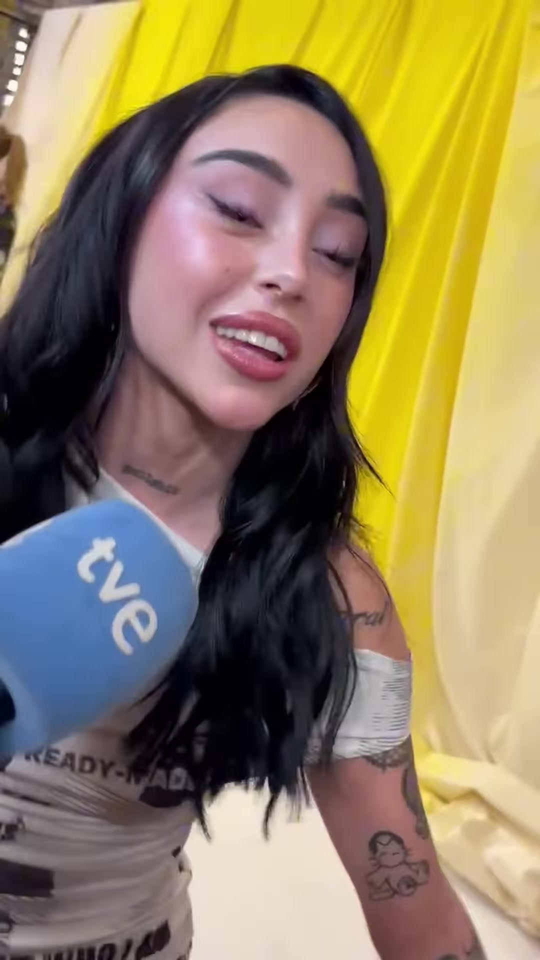恋爱中的女孩~亚马尔女友大方回应：我很开心我很爱他?