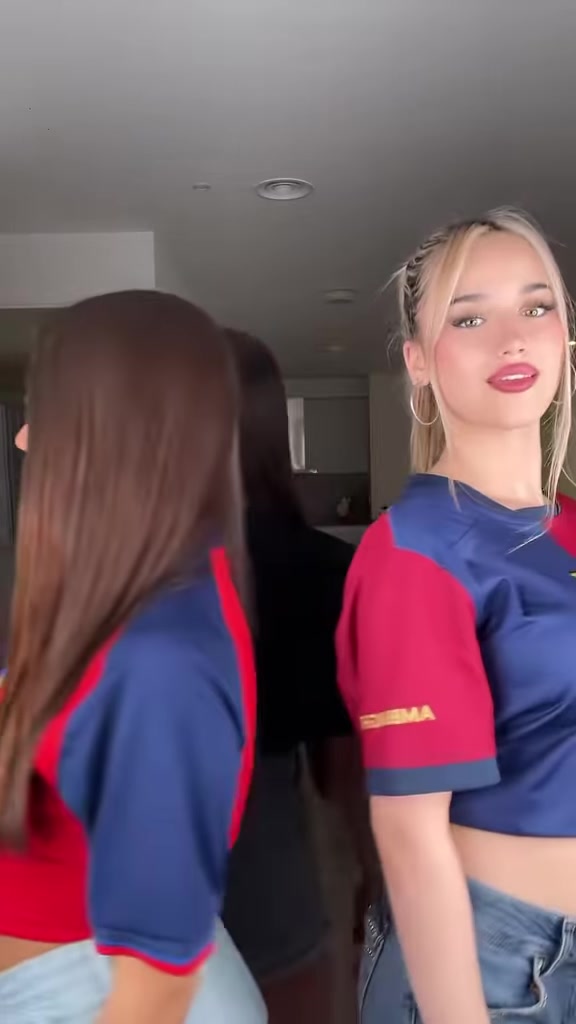 好家伙这就是巴萨女球迷的颜值嘛，不得不说真是鱼龙混杂?