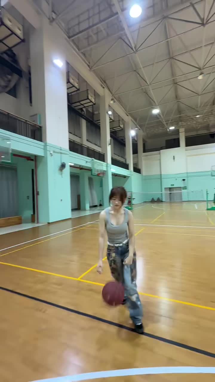女网红的运球一个比一个犀利