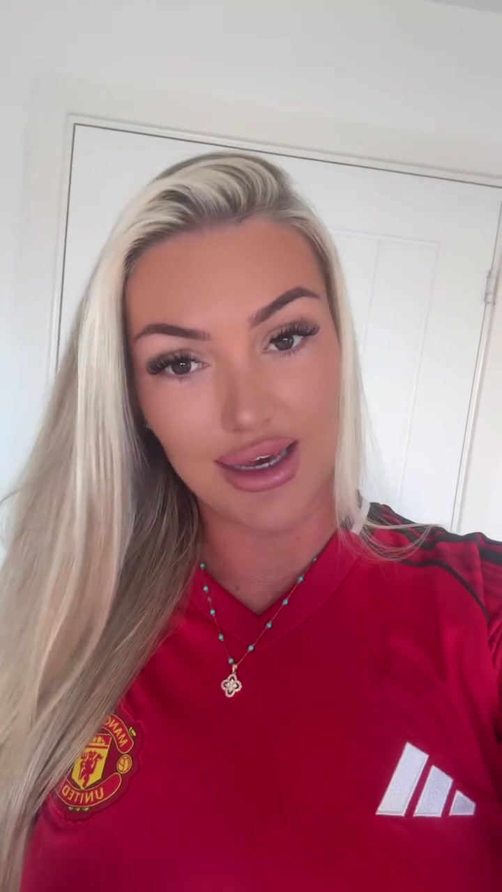 这表情到位啊！曼联网红女球迷：曼联会赢下德比，谁赞成谁反对？