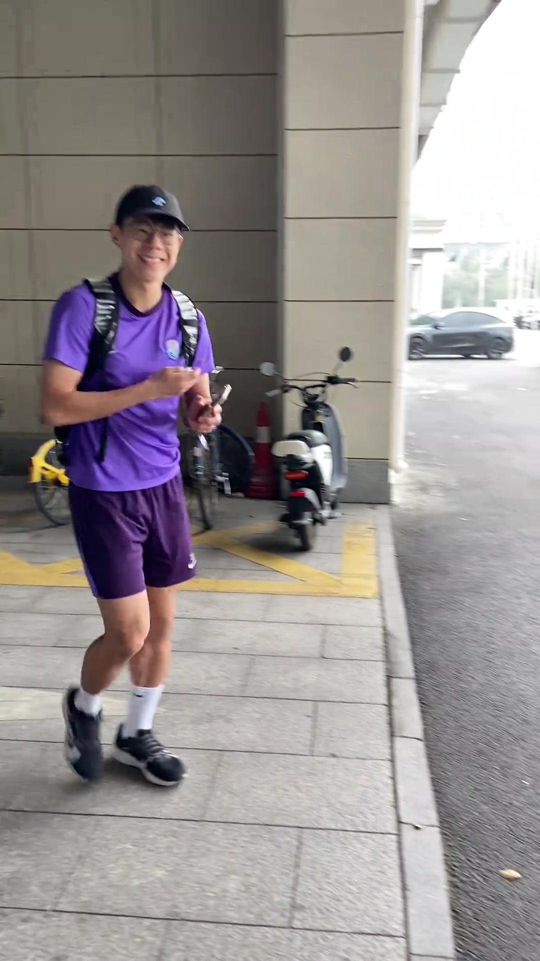 孙铭谦这是我见过最谦虚的球员，还摘耳机和球迷打招呼，很有礼貌
