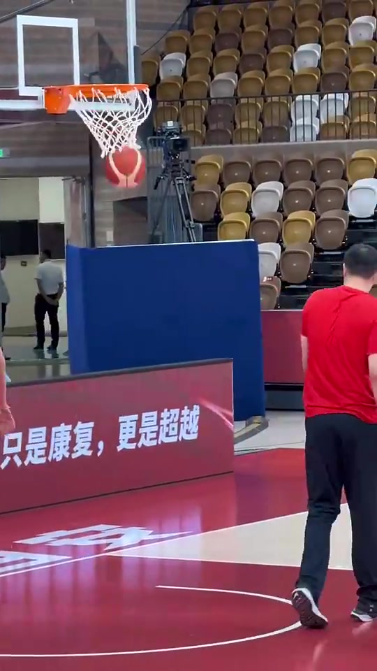 能学到多少？王治郅训练中上场指导周琦的脚步