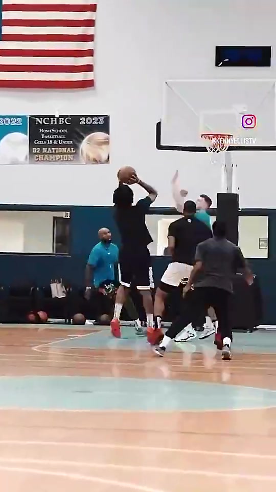 曾经和周琦争夺轮换的男人，现在手握三千万合同+NBA冠军，野球场大杀四方