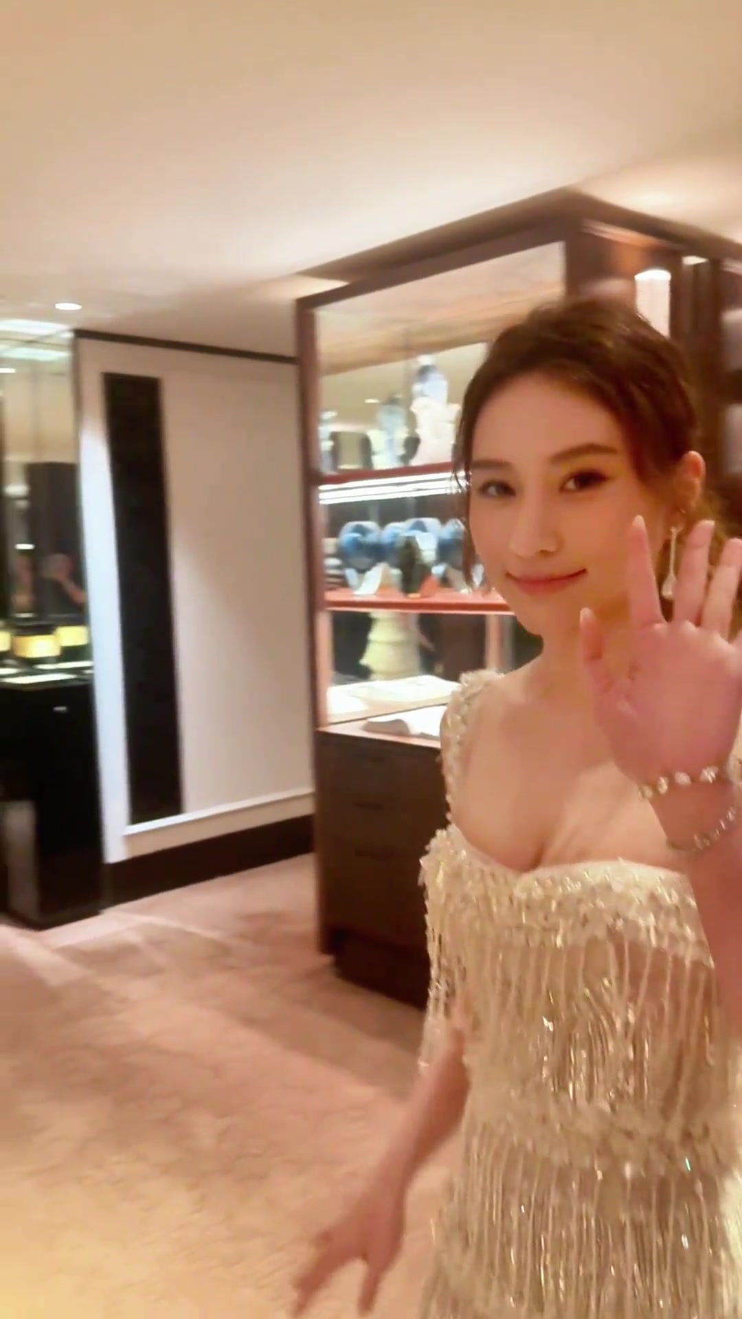 快被珠子闪瞎啦！何超莲这一身穿搭至少大几百吧？?