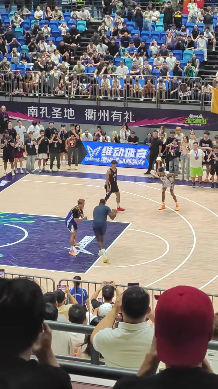 节目效果拉满！程鑫凯穿普尔球衣单防追梦，追梦一路碾至篮下得分