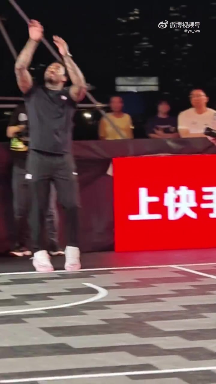 前NBA状元沃尔都胖成这样了，这舞姿依旧如此风骚