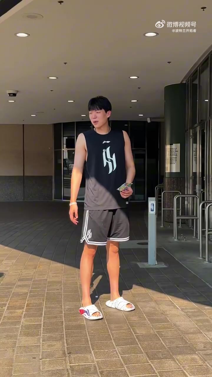 杨瀚森去开拓者球迷商店里淘了两件自己的球衣，是送给朋友的吧？