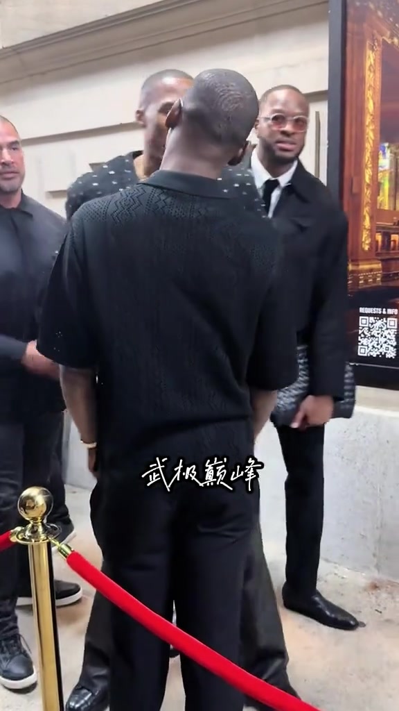 “真性情～威少与朋友拥抱，这一笑藏不住的真性情”