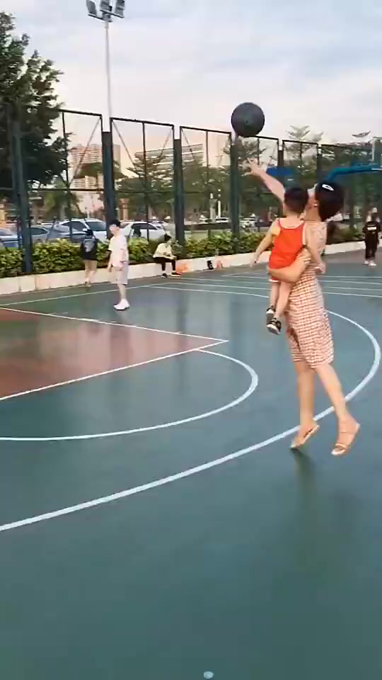 大姐这是练过？抱着娃单手轻松扔进三分?