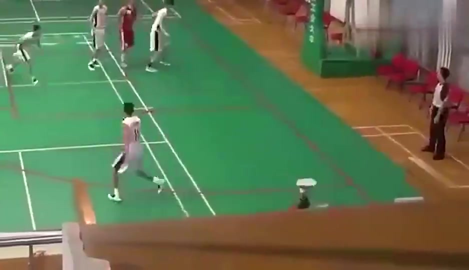 好家伙，这是直接瞄着去垫脚啊，不怕被打吗？?