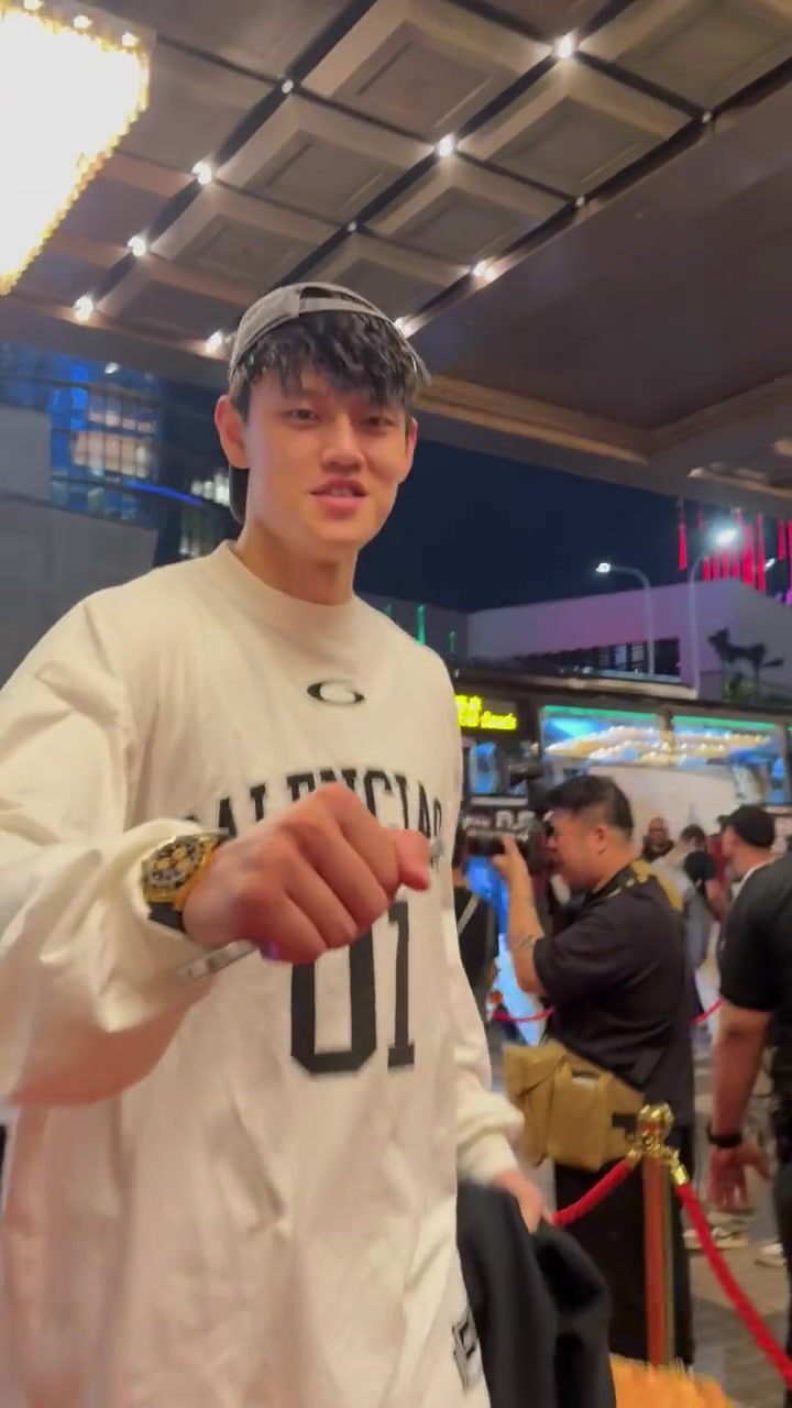 落地啦！曾凡博随篮网队回到中国澳门，备战NBA中国赛~