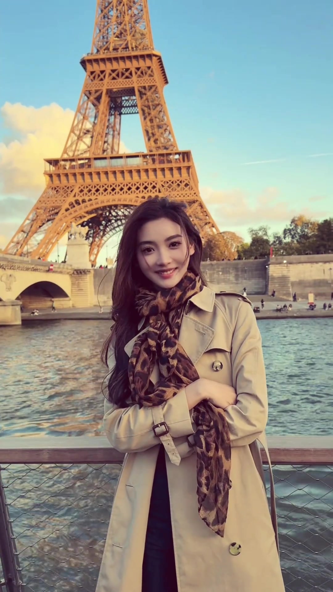 想跟谁一块哈？美女主播金佳悦：怎么变成一个人去巴黎~