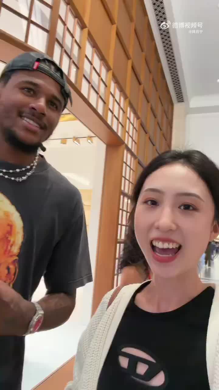 很和善啊~美女主持人拜月宁在澳门逮到了闲逛的杰伦-格林?