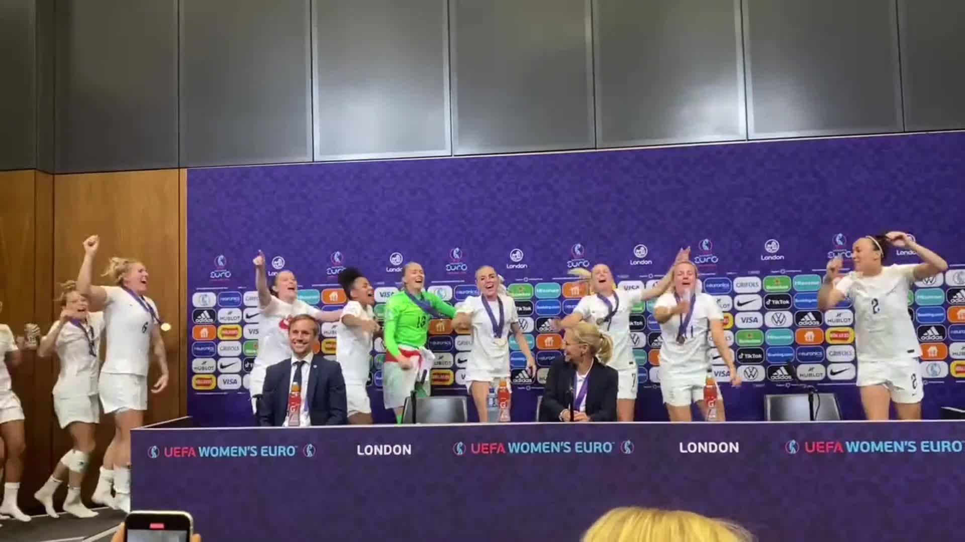 太嗨了！英格兰女足赛后进入采访室庆祝夺冠