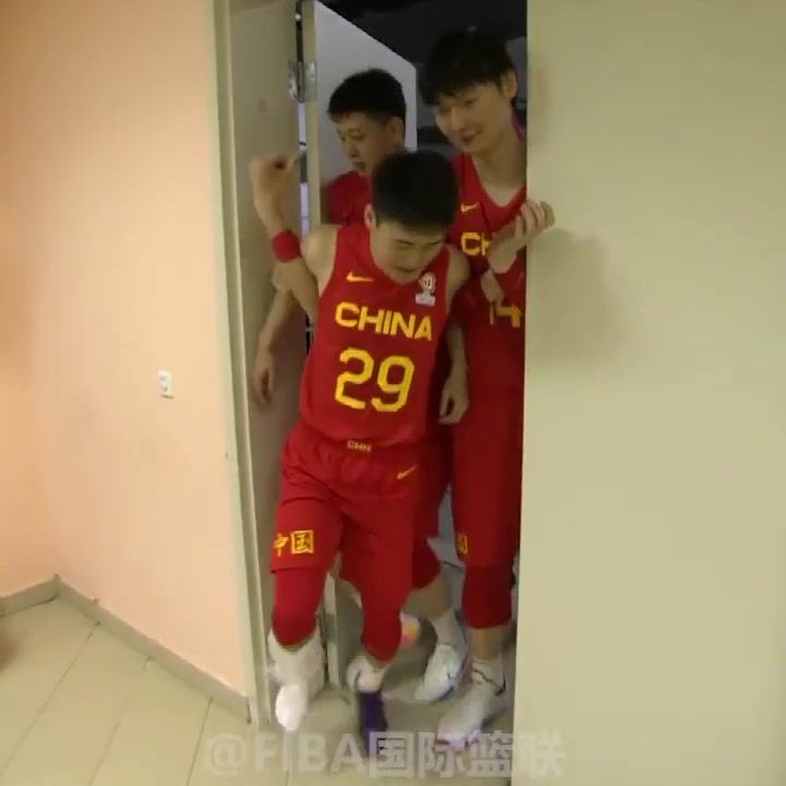 中国男篮赛后更衣室总结，杜锋：大家要控制情绪 做好我们自己
