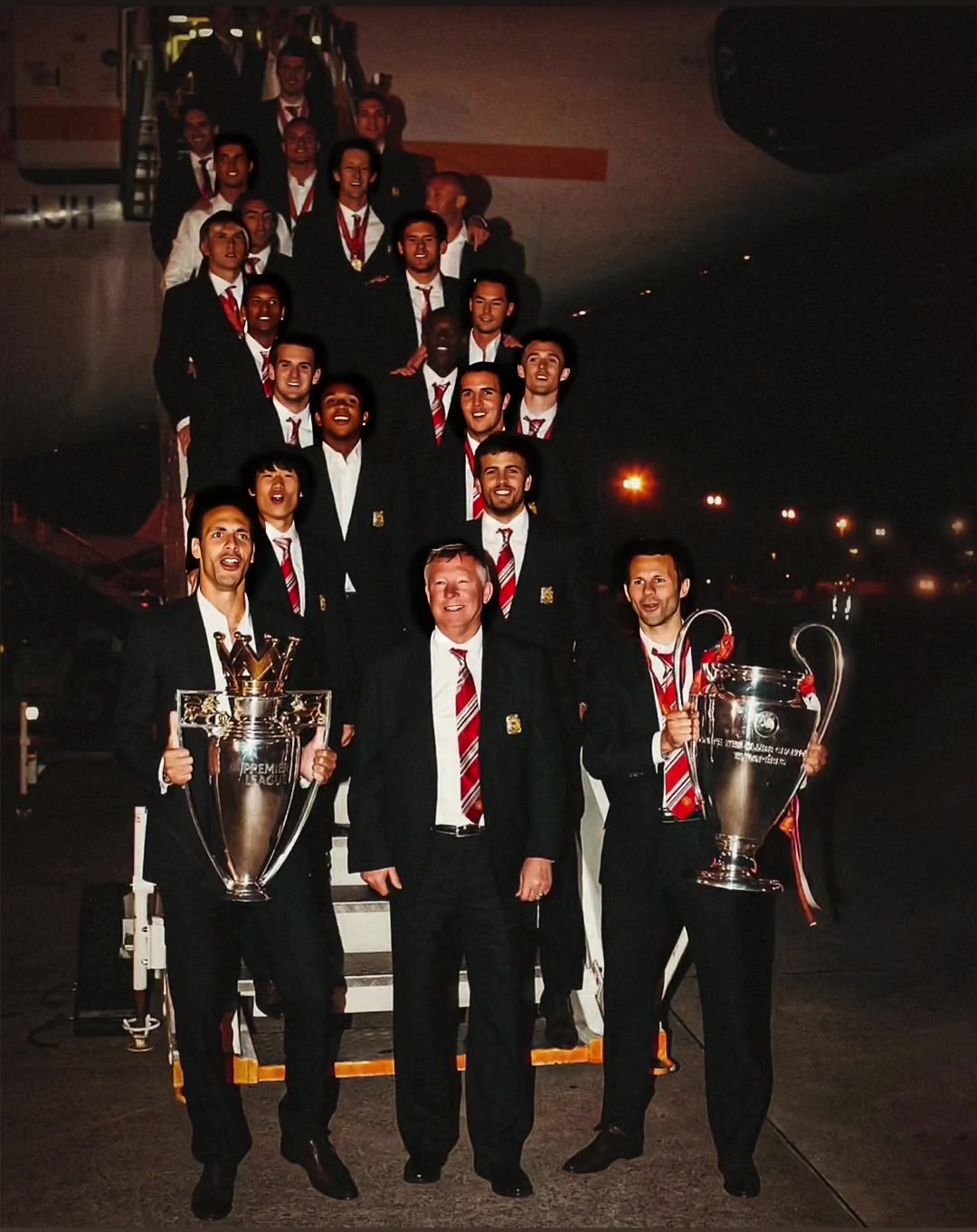 08年欧冠决赛后 弗格森意气风发的率领众弟子回国的机场合照