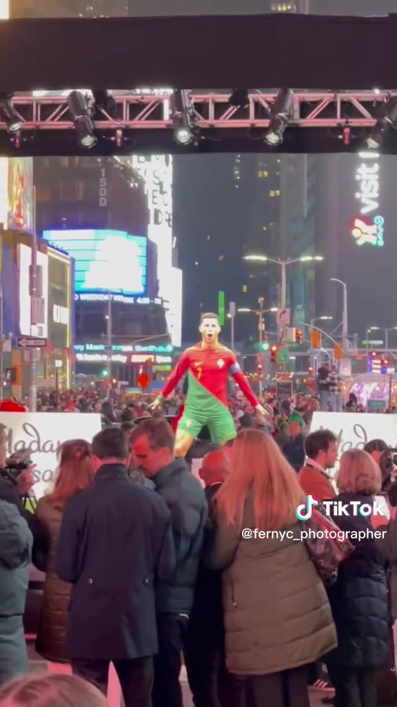 影响力！C罗新雕像于纽约时代广场揭幕：葡萄牙球衣+标志Siu动作
