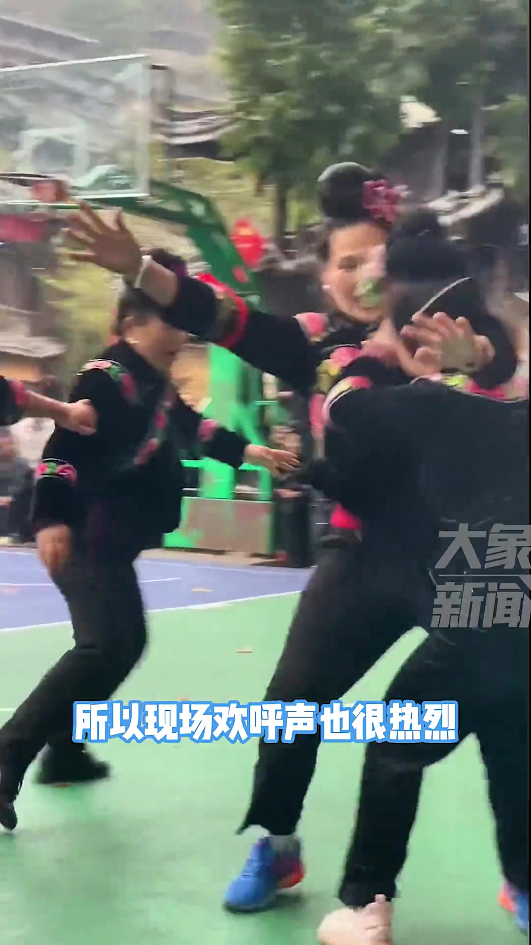 这是橄榄球吧？贵州黔东南妈妈们的“自由式”篮球比赛