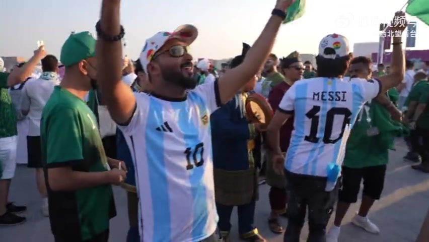 两名身穿梅西球衣的阿根廷球迷，加入到了沙特球迷的庆祝中????