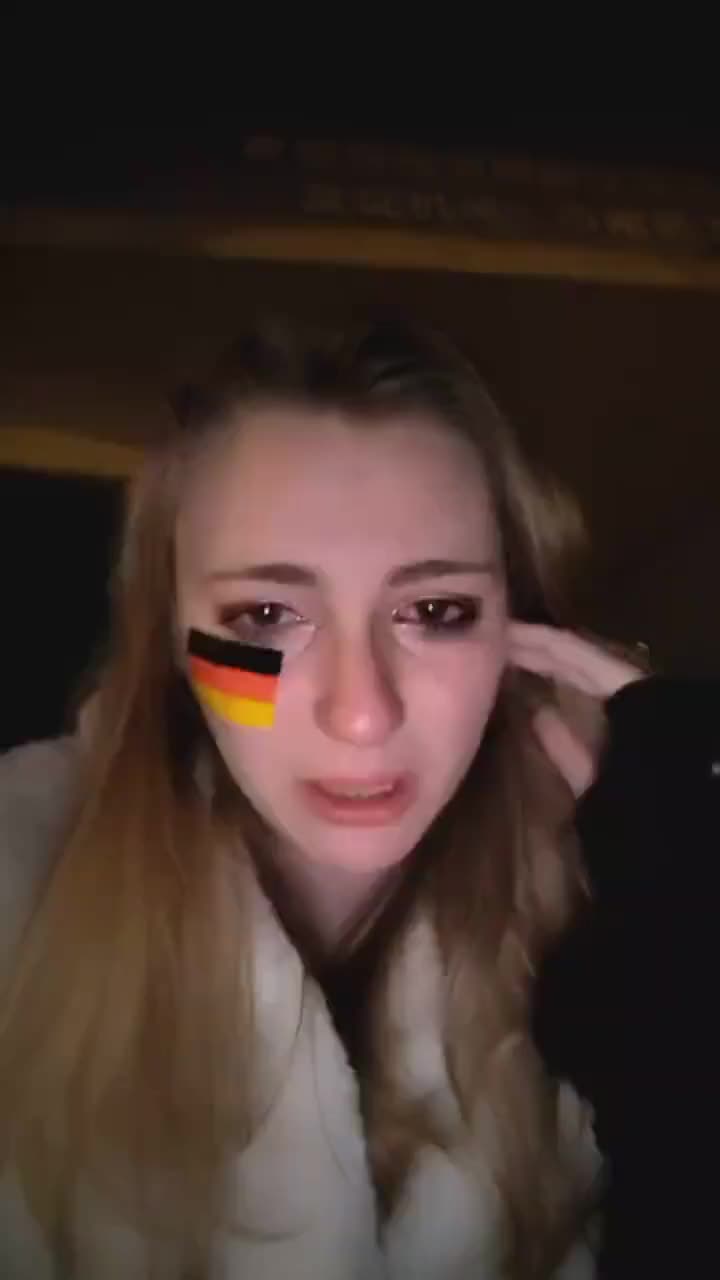 主队被逆转！德国美女球迷泣不成声+语无伦次