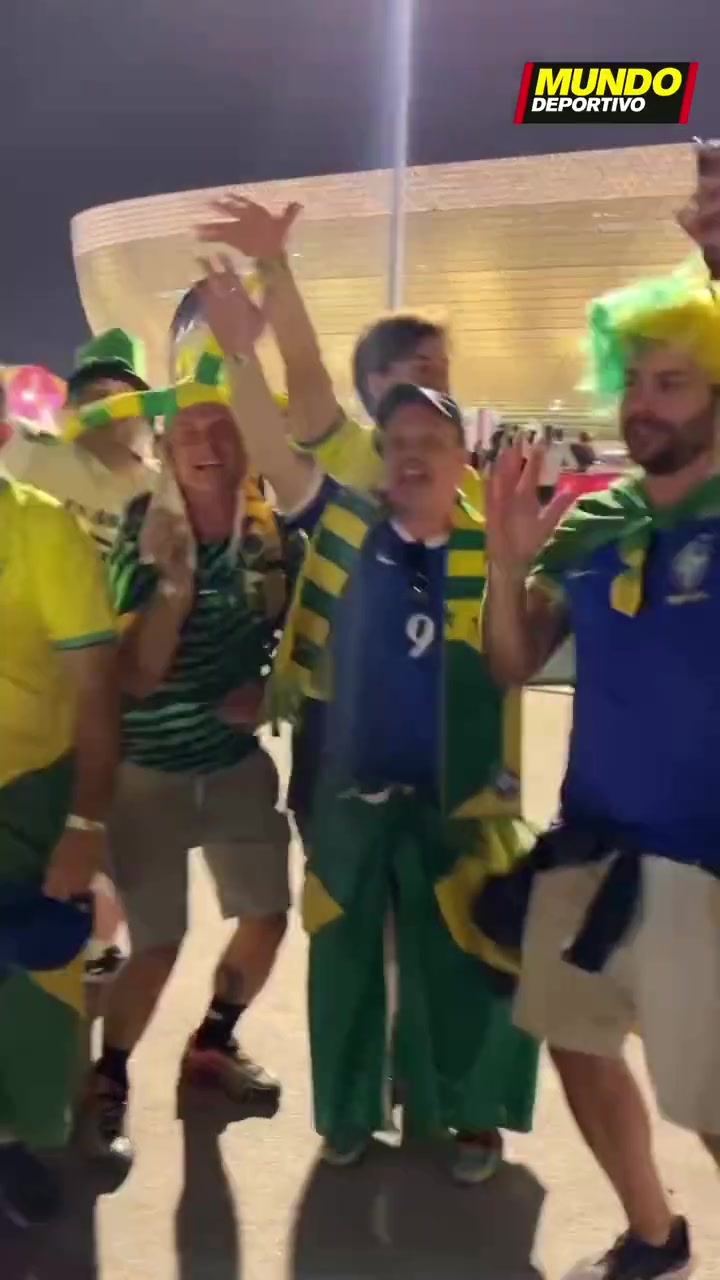赢球后的巴西球迷高唱：梅西再见！